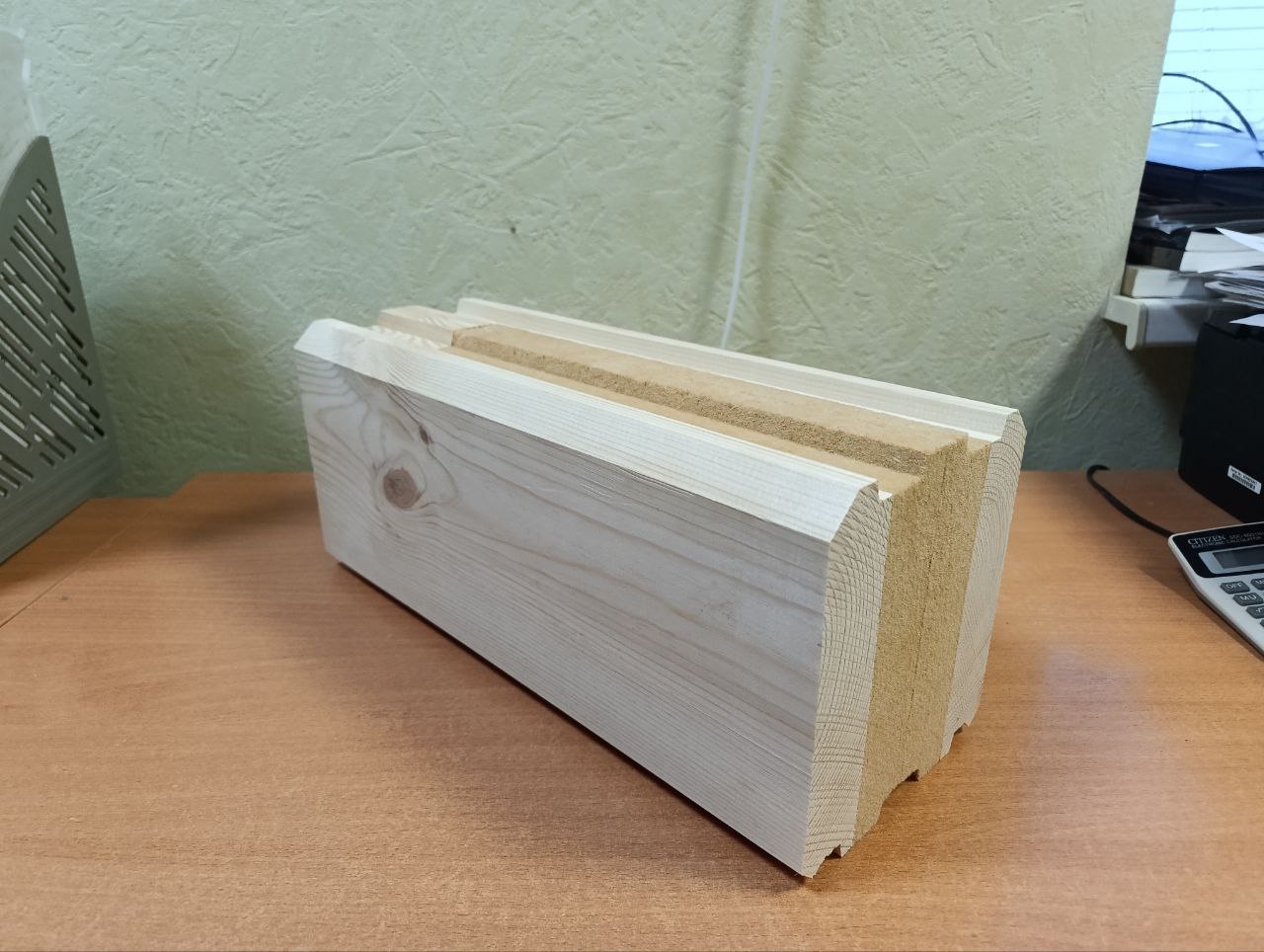 Общий вид тёплого бруса с утеплителем Белтермо